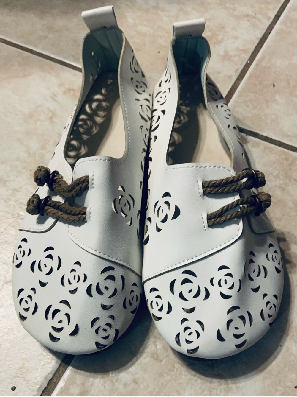 NWOT-Women’s White Floral Cutout Slip-On Shoes
